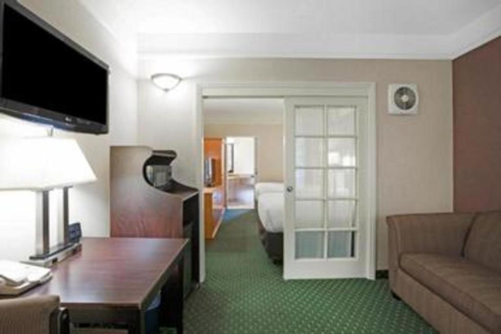 Ramada Suites By Wyndham San Diego Exteriér fotografie