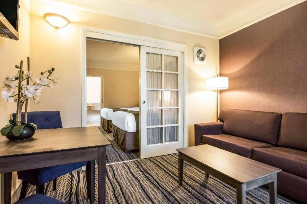 Ramada Suites By Wyndham San Diego Exteriér fotografie