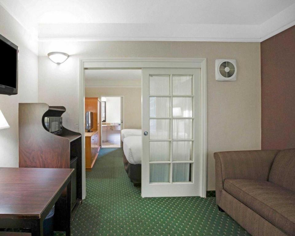 Ramada Suites By Wyndham San Diego Exteriér fotografie
