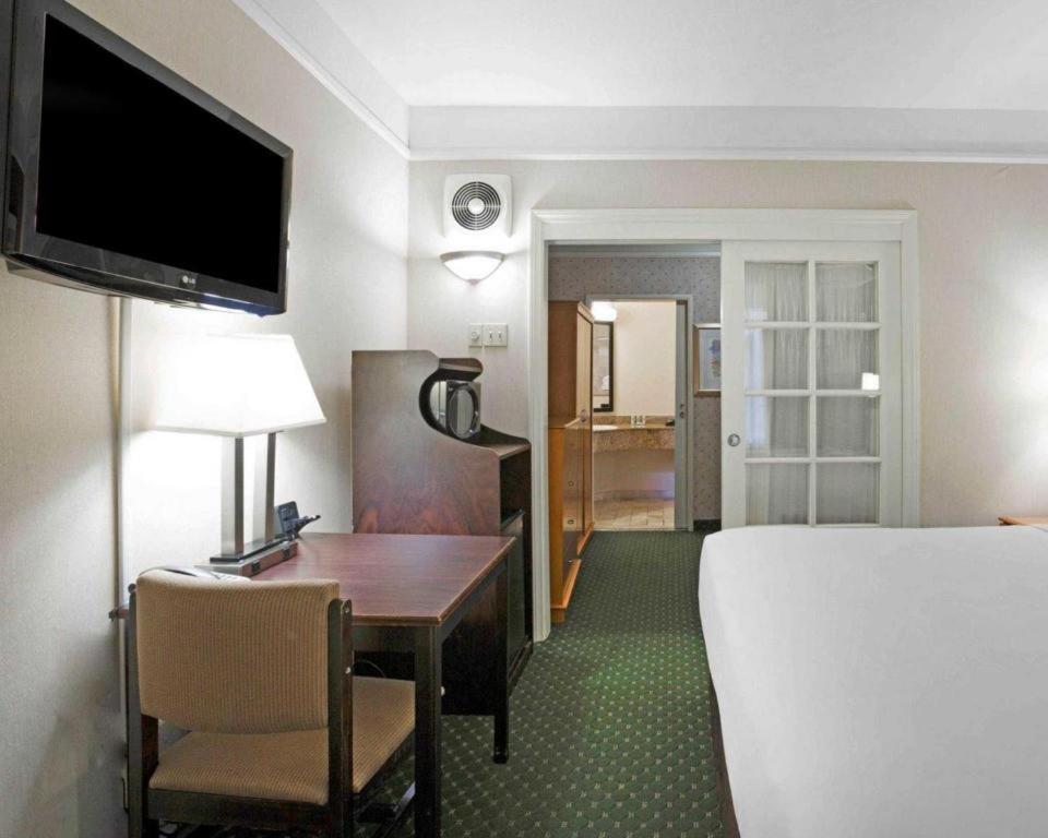 Ramada Suites By Wyndham San Diego Exteriér fotografie