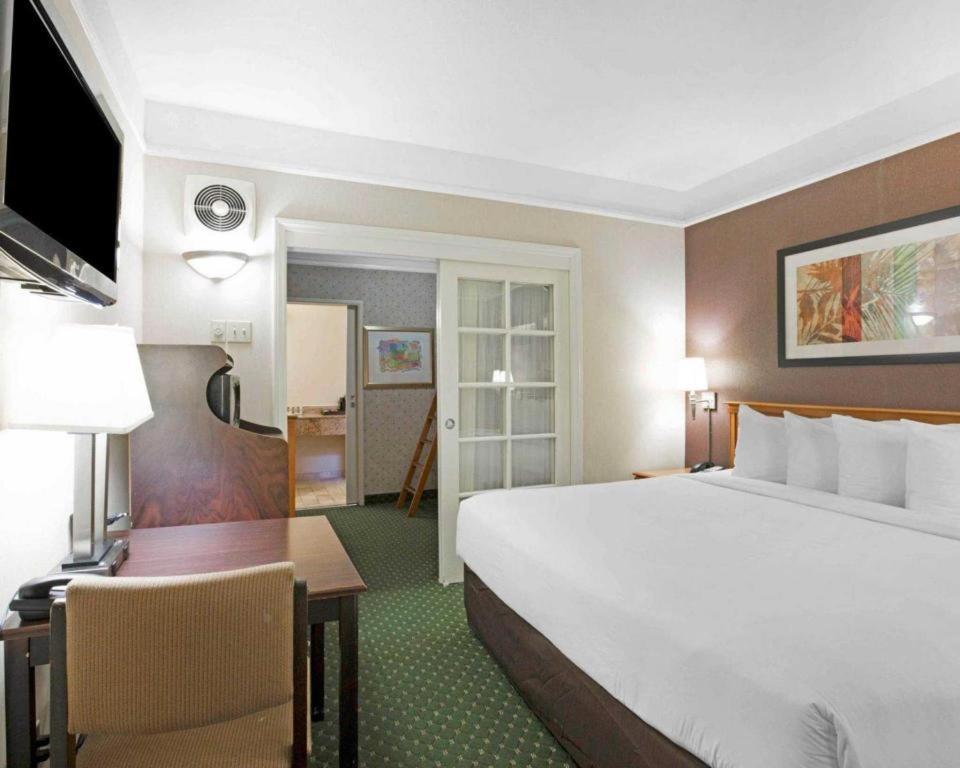Ramada Suites By Wyndham San Diego Exteriér fotografie