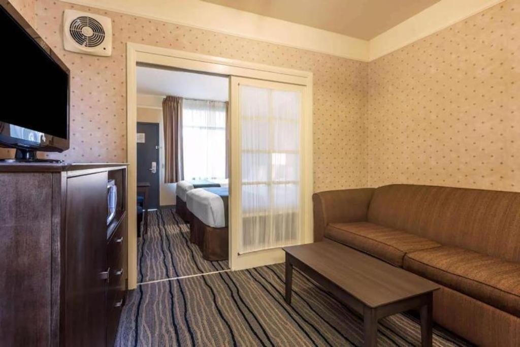 Ramada Suites By Wyndham San Diego Exteriér fotografie